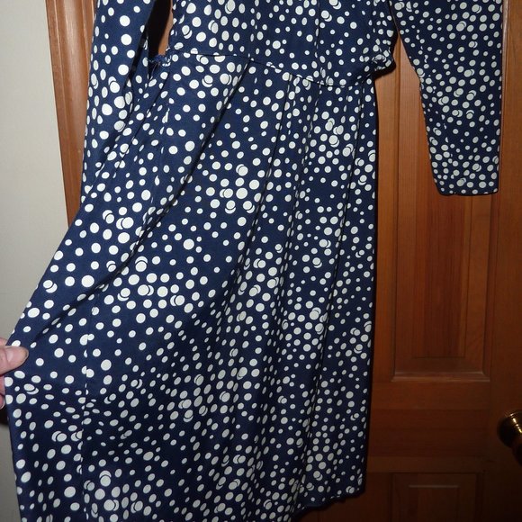 Flattering wrap dress, dark navy blue & white polka dots Casual Corner Sexy - Picture 3 of 8